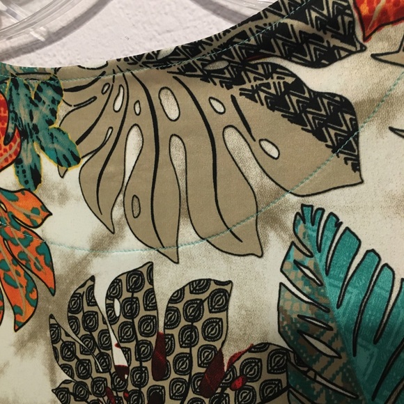 Beautiful NWT N Touch colorful palm blouse Small - Picture 8 of 8